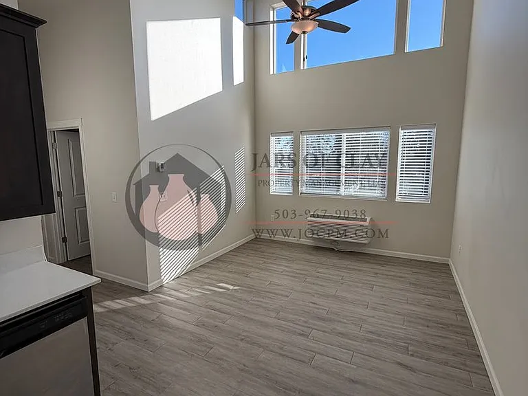 621-646 Plymouth Dr NE — Photo 2