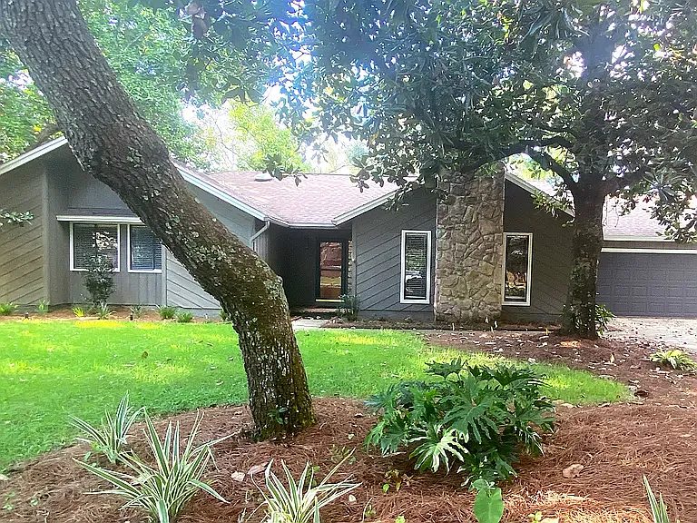 2820 Whisper Oaks Dr