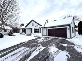 198 Cramer Ave, Dousman, WI 53118