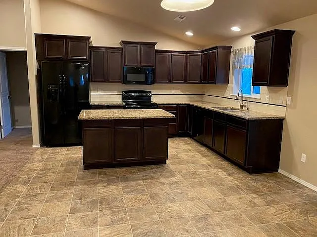 4 bed, 1623 sqft, $2,300 — Photo 2