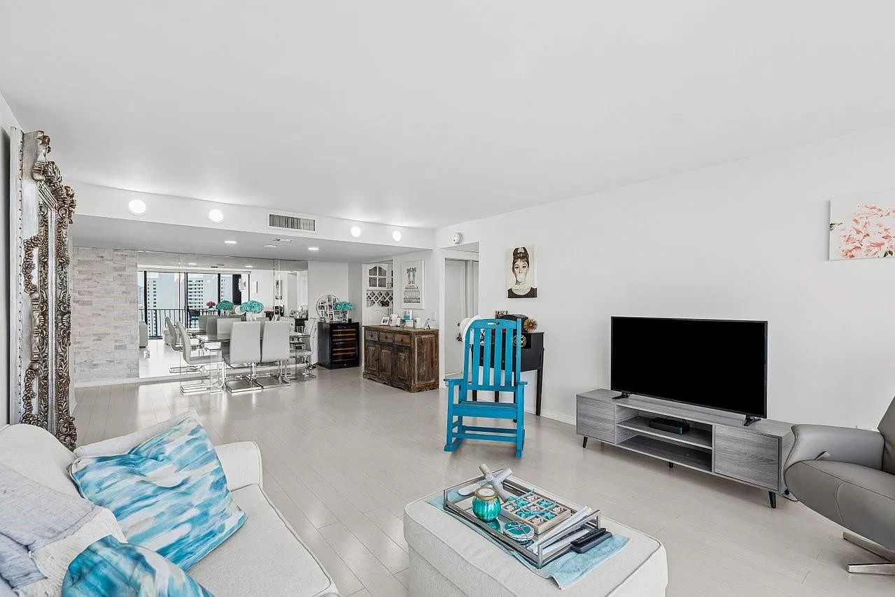 2 bed, 2.0 bath, 1170 sqft, $4,000 — Photo 4