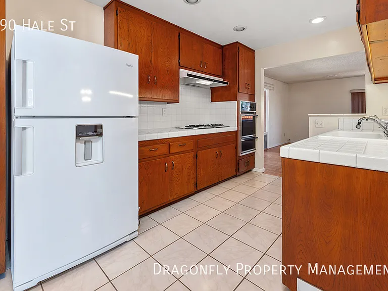 490 Hale St — Photo 12