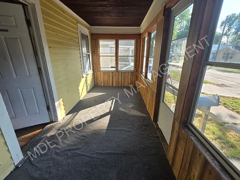 2257 S Niagara St — Photo 4