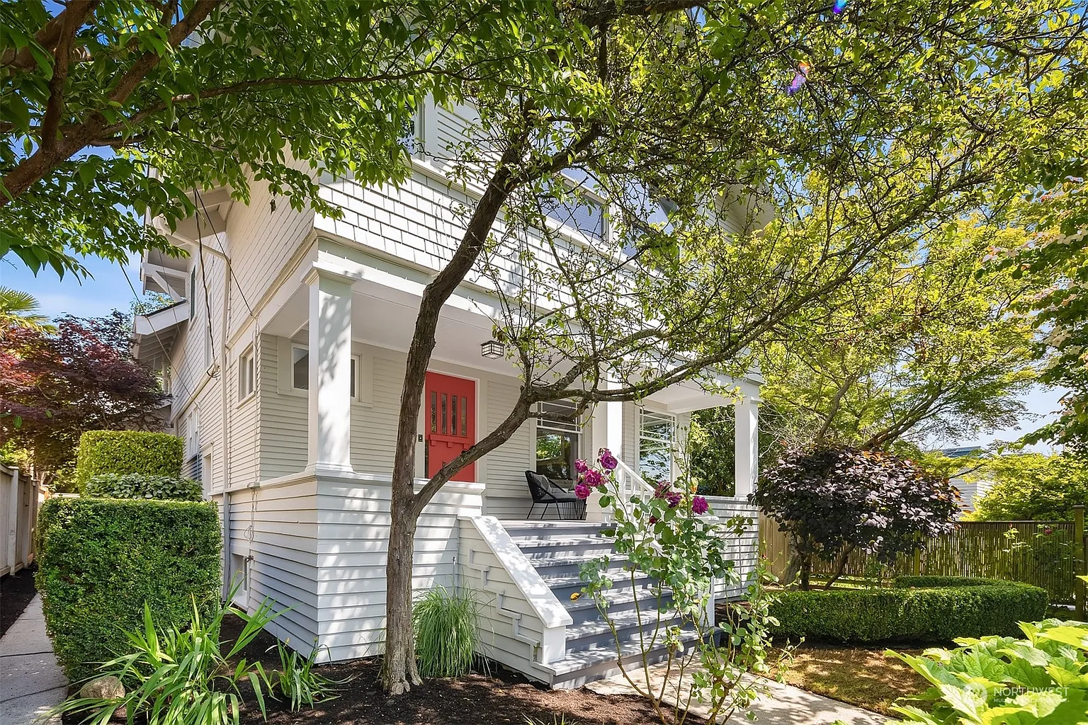 2410 W Lynn Street photo 1