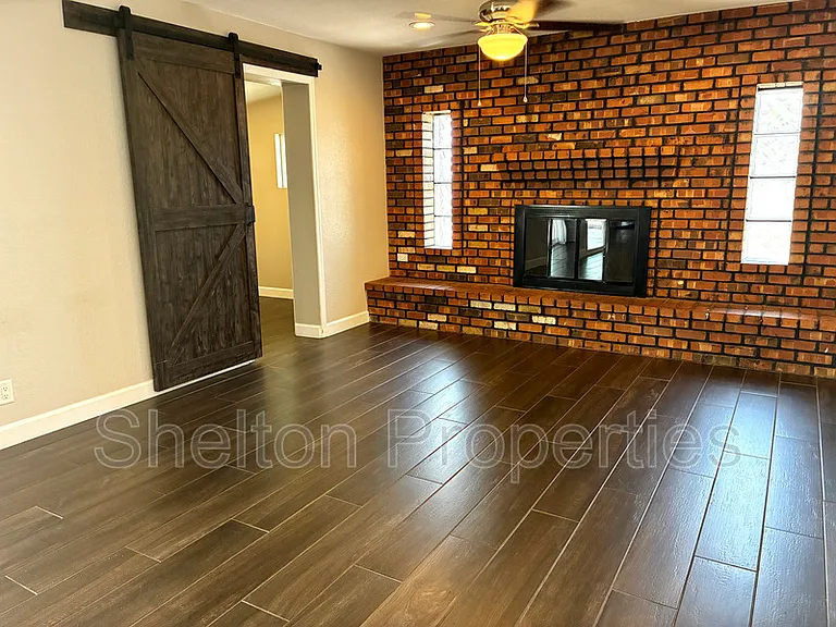 1421 S Roberts Rd — Photo 7