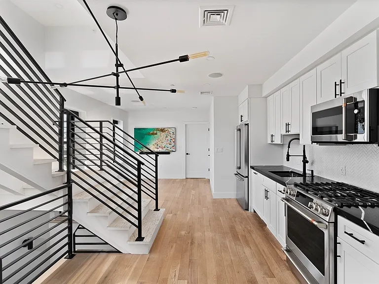 631 Saratoga St #4 — Photo 1