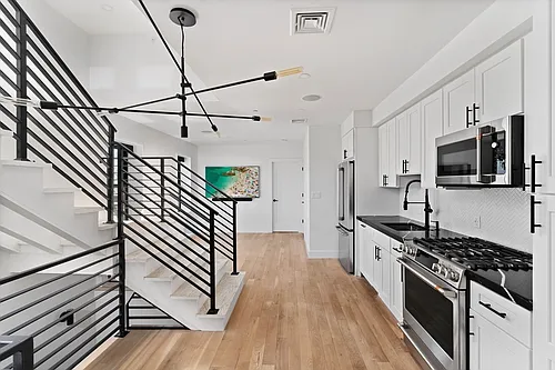 631 Saratoga St #4 Photo 1