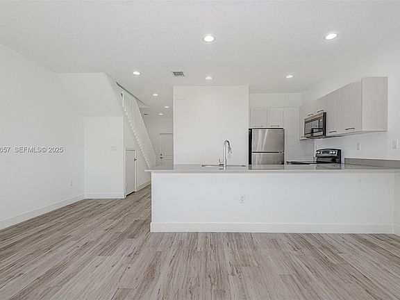5th image of 355 NW 30th Ter