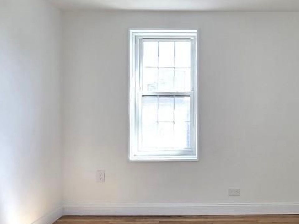 1st image of 14021 Burden Cres