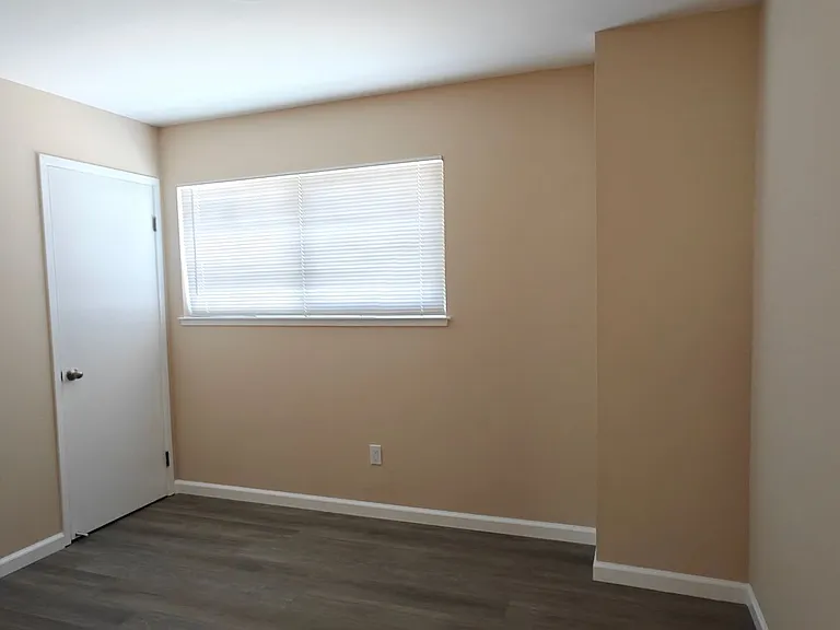 714 Liverpool Way — Photo 20