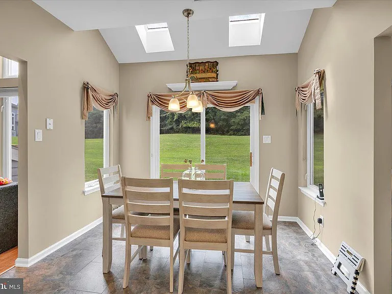 1202 Champlain Dr — Photo 10