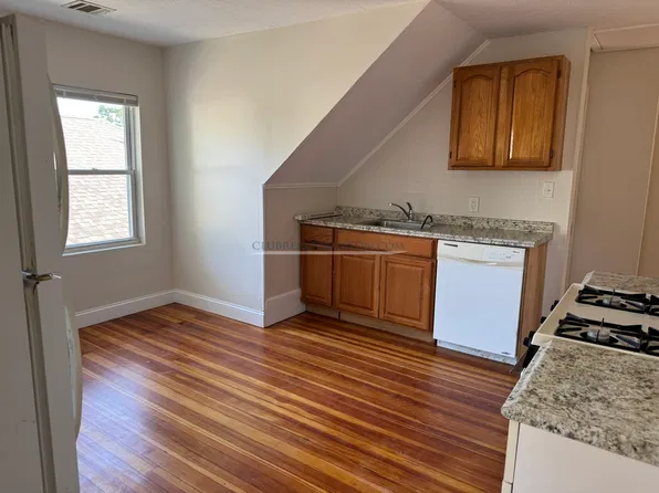 370 Crescent St #5R, Waltham, MA 02453