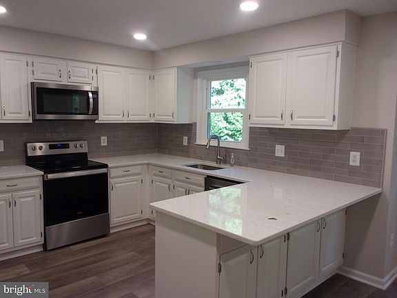 3rd image of 422 Council Dr NE