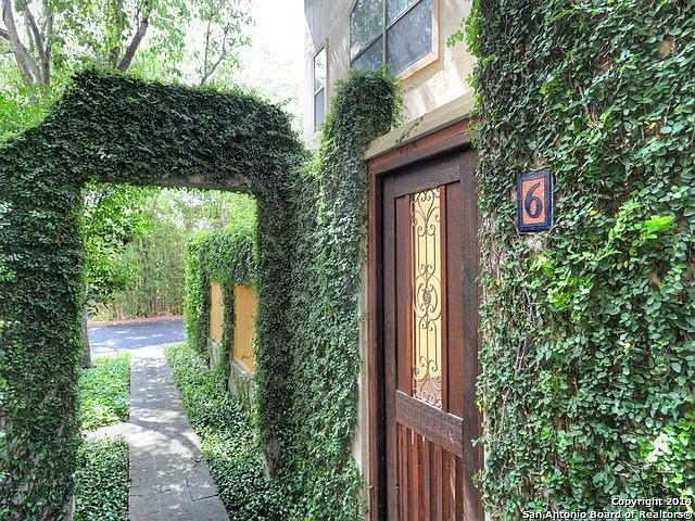 2 bed, 2.5 bath, 1800 sqft, $2,500 — Photo 2