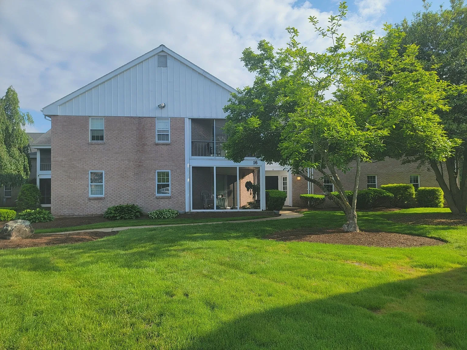 1 bed, 1.0 bath, 900 sqft, $1,375 — Photo 1