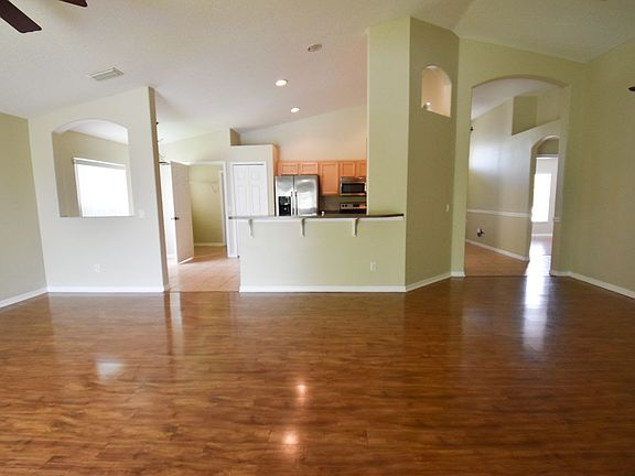 2nd image of 135 Sedgewood Cir