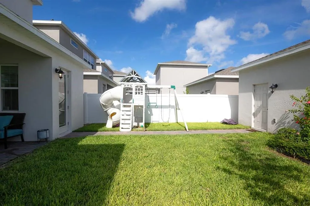 4 bed, 2.5 bath, 2156 sqft, $3,500 — Photo 2
