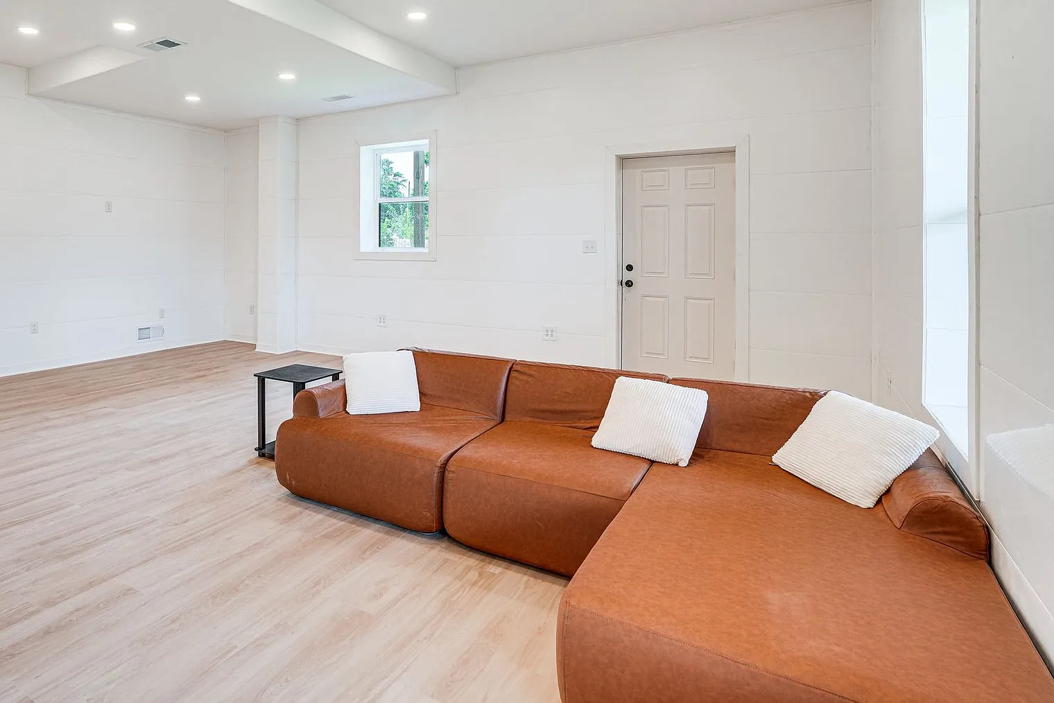 6 bed, 3.0 bath, 3196 sqft, $9,114 — Photo 4