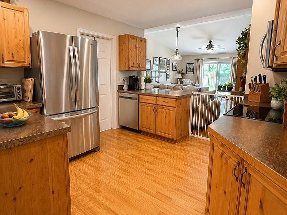 3rd image of 852 Forestglen Dr APT B