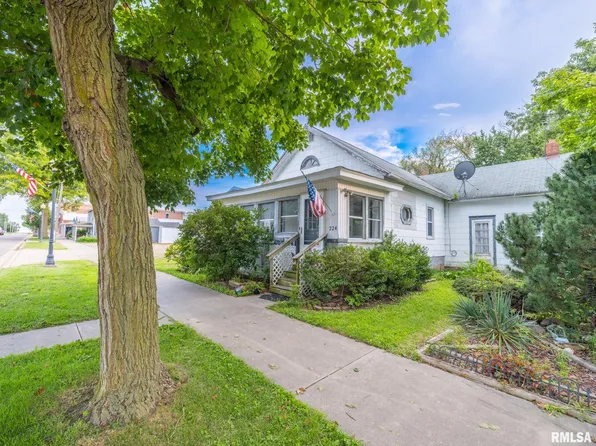 224 NW Main St, Hopedale, IL 61747