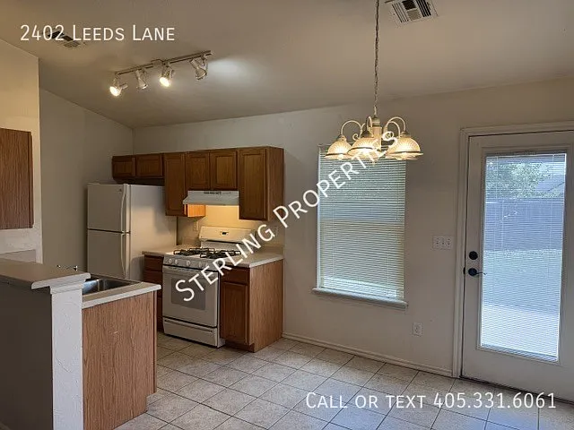 2402 Leeds Ln — Photo 6