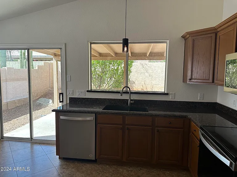 4634 E Grovers Ave — Photo 8