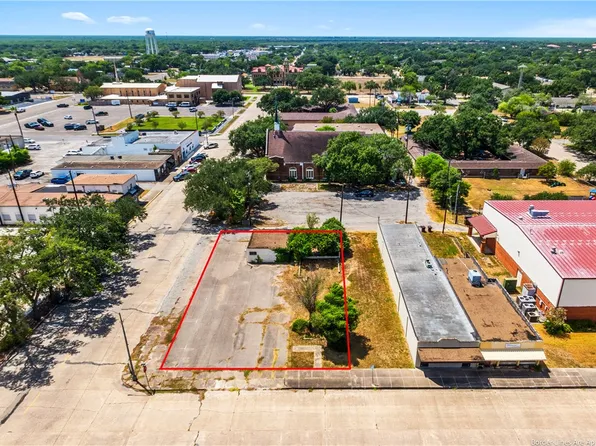 105 N 5th St, Kingsville, TX 78363