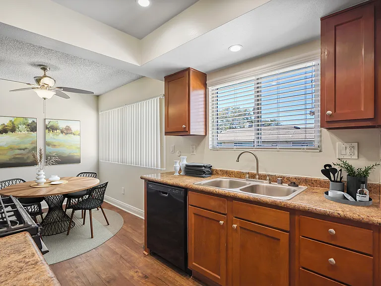 Sierra West Apartments — Photo 47