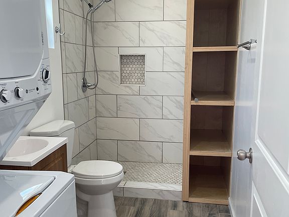 4th image of 946 1/2 S Holly St #1/2