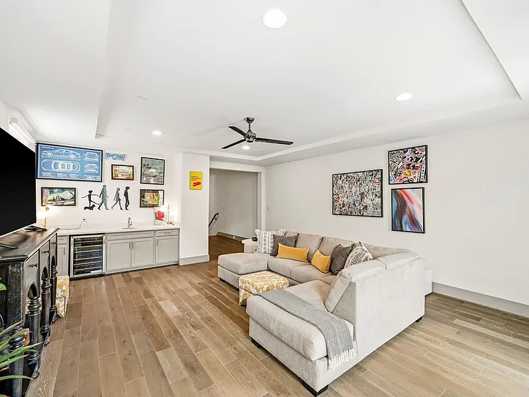 523 W 25th St — Photo 21