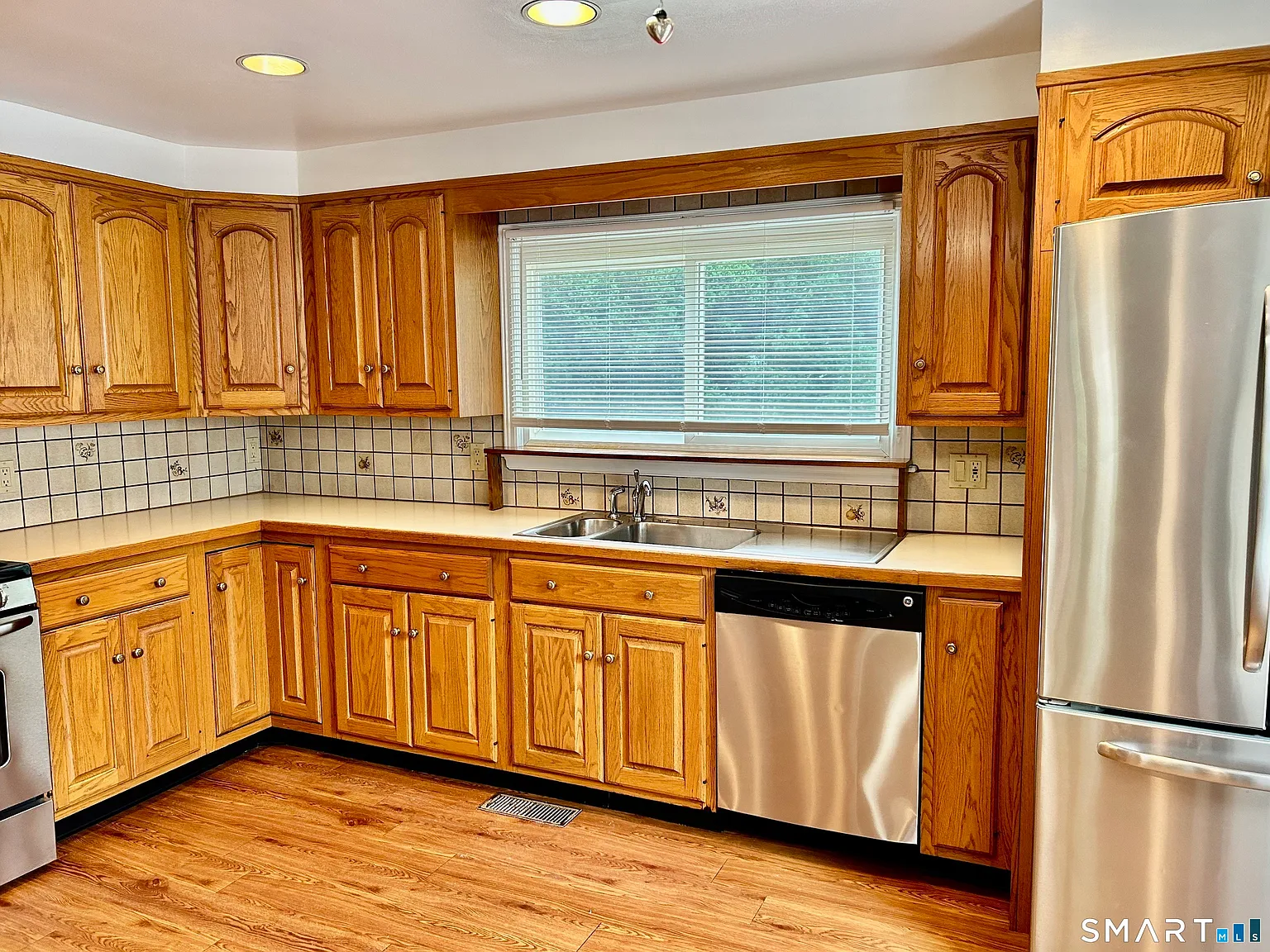 3 bed, 1.5 bath, 1700 sqft, $4,500 — Photo 2