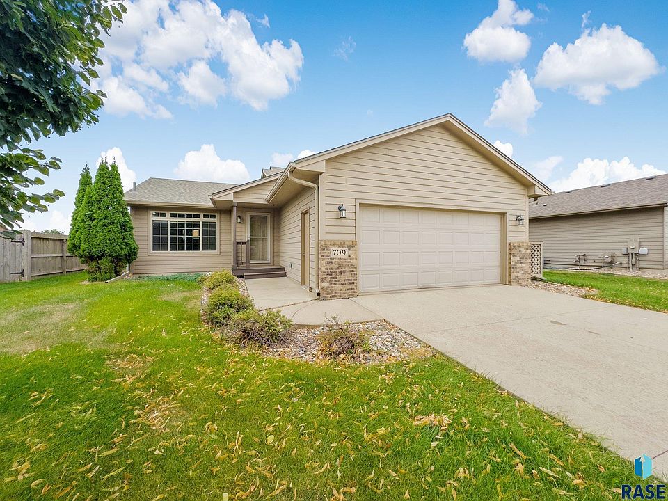 1st image of 709 Honeysuckle Dr