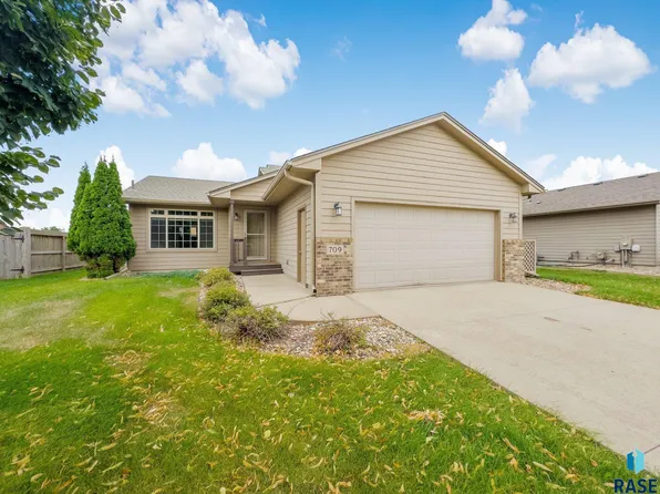 709 Honeysuckle Dr, Harrisburg, SD 57032
