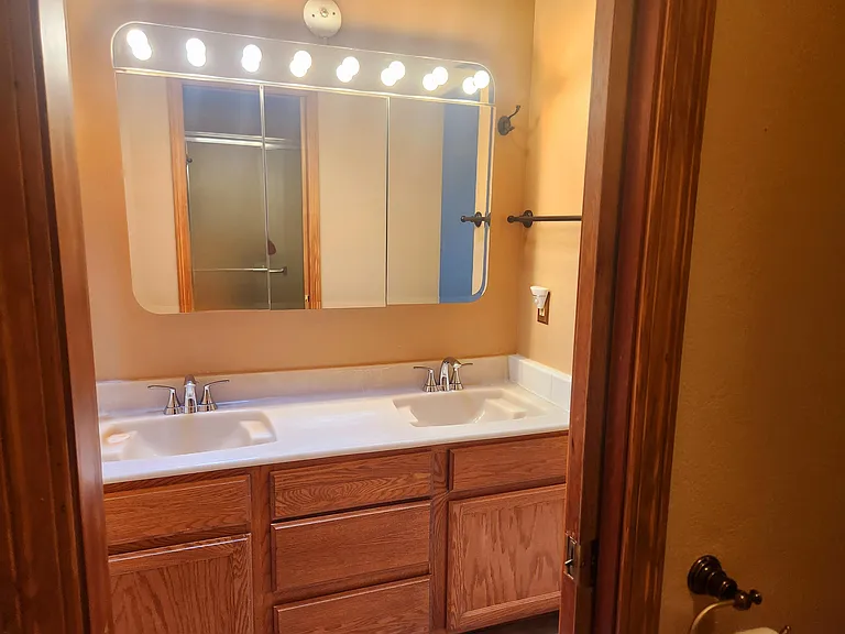 611 NE Tracker Ct — Photo 29