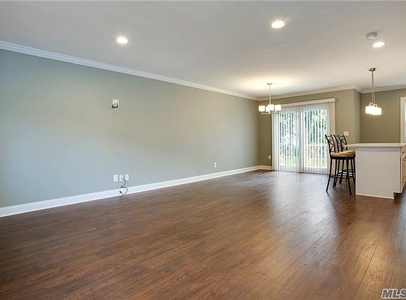5th image of 10 Barrington Dr