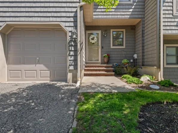 10 Mountain Ridge Rd, Bloomingdale Boro, NJ 07403