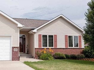 606 Crestview Dr, Solon, IA 52333