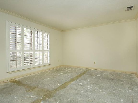 Here's that space that would make a great home office, music room, media area or play room! You decide!!!