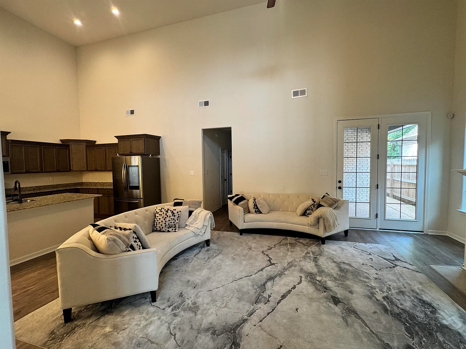 3 bed, 3.0 bath, 2258 sqft, $2,500 — Photo 4