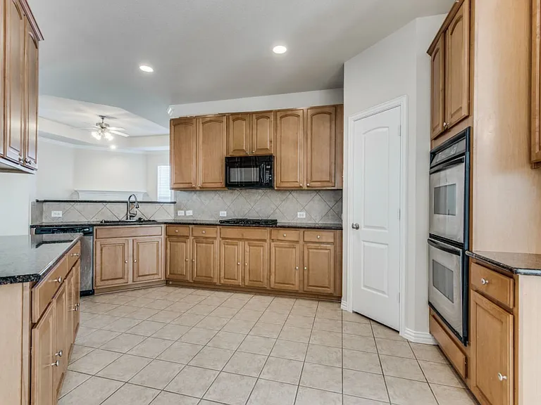 1901 Templegate Dr — Photo 6