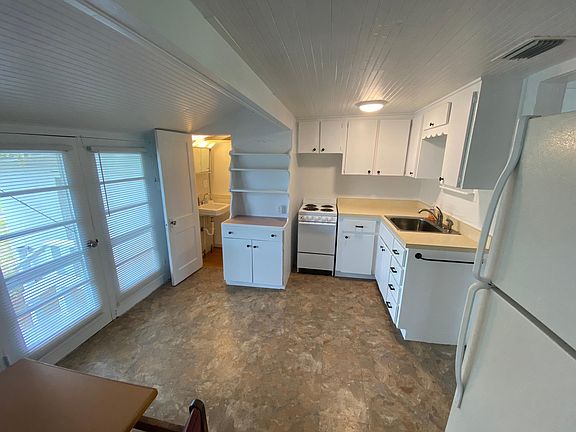 4th image of 2923 S Grove St #A