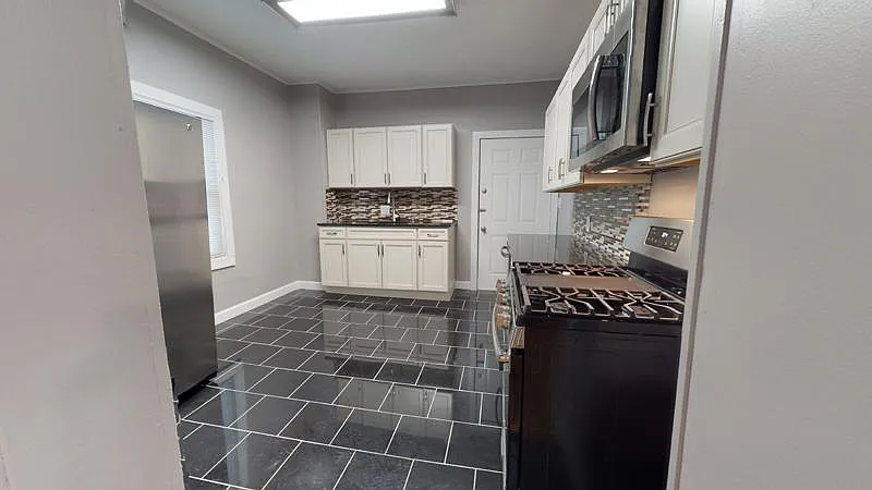 6 bed, 2.5 bath, 2040 sqft, $3,900 — Photo 4