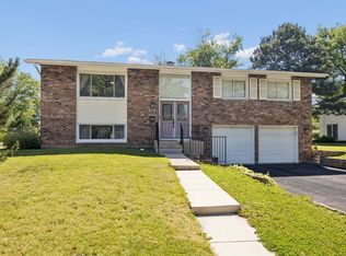 7025 Roberts Dr, Woodridge, IL 60517