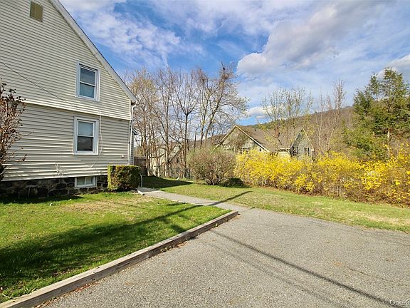 3rd image of 4 Schoolhouse Ln