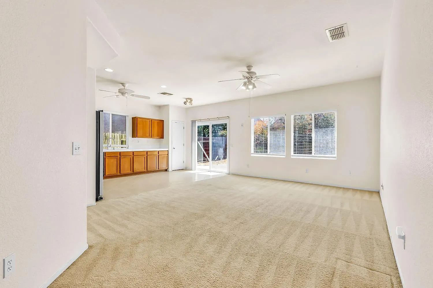 3 bed, 1189 sqft, $2,500 — Photo 3