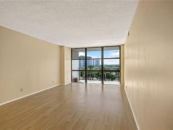5th image of 1000 Parkview Dr APT 701