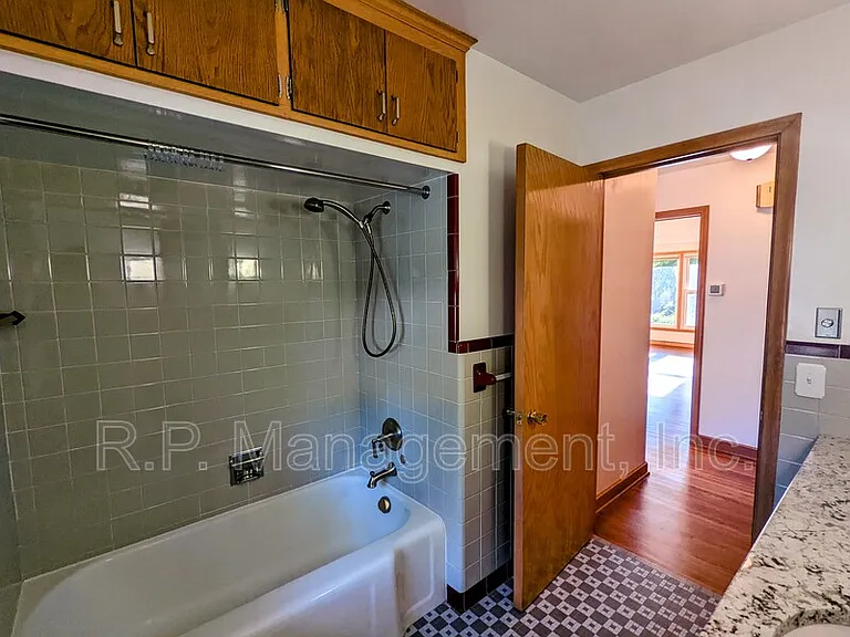 2111 Irving Ave S — Photo 10