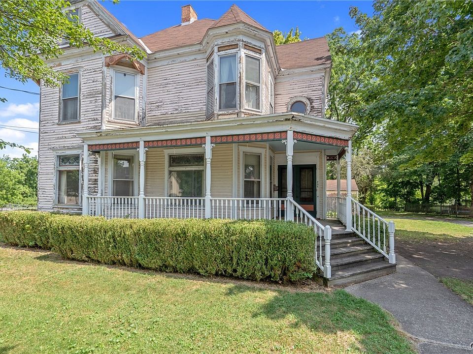 1st image of 204 N Lake St