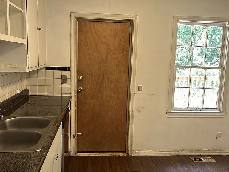 408 Murat St — Photo 10