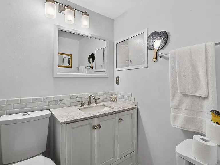106 Camden E — Photo 26